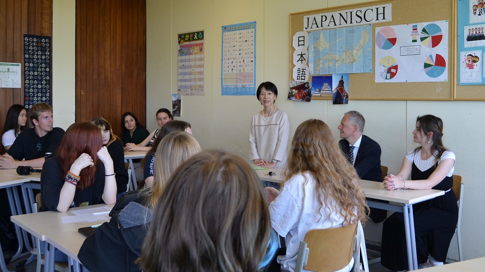 Die japanische Generalkonsulin Setsuko Kawahara beim Besuch des Japanischunterrichts im Anno-Gymnasium.