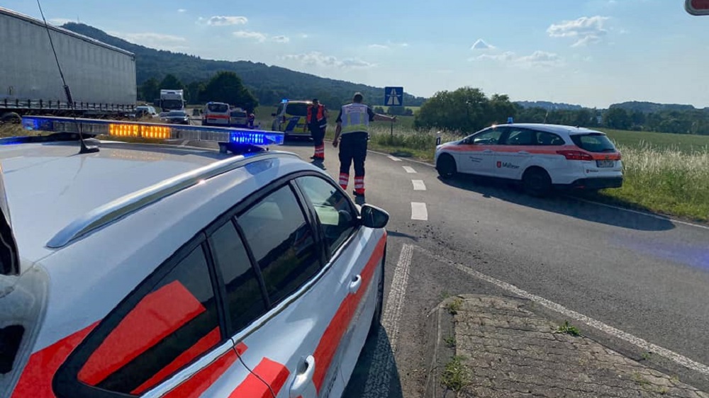 Fahrzeuge des MHD auf der gesperrten Autobahnauffahrt Siebengebirge.