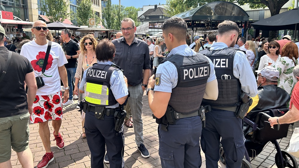 Bürgermeister Stefan Rosemann und drei Polizisten auf dem Weinfest.