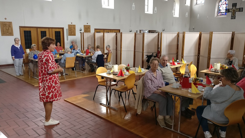 Gudrun Ginkel begrüßt die Gäste zum ersten Jedermanscafé in St. Elisabeth