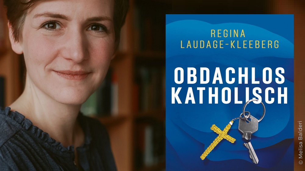 Regina Laudage-Kleeberg neben dem Cover des Buches "Obdachlos katholisch"