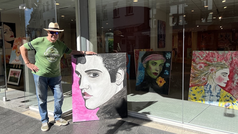 Carl-Friedrich von Schlue mit einem Elvis-Gemälde vor dem Pop-Up-Store in der Holzgasse