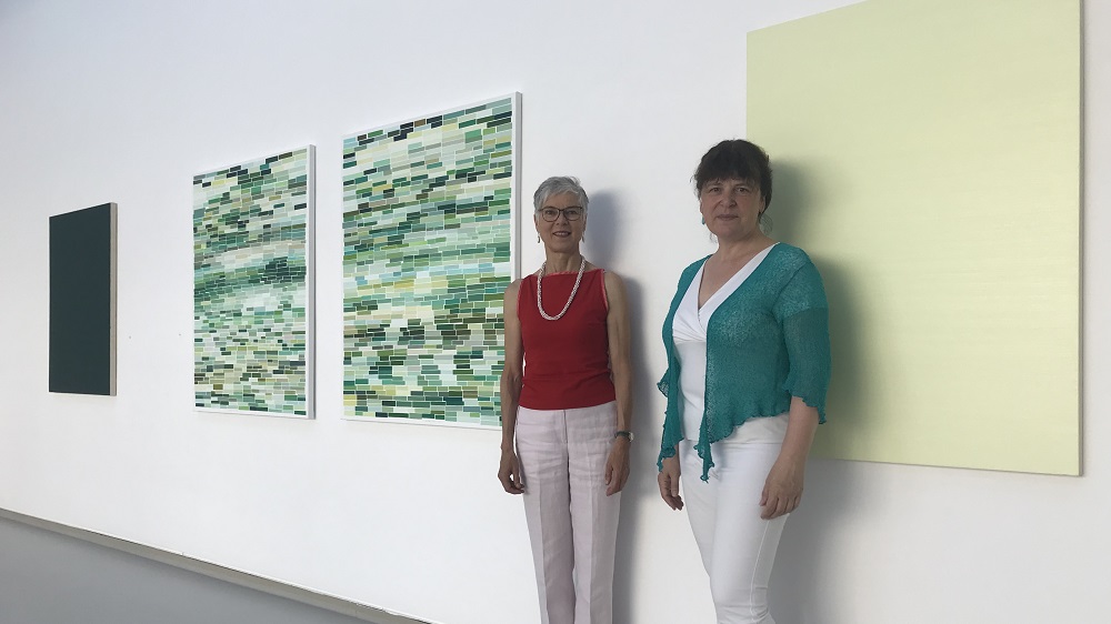 Ines Hoch, links, und Dr. Gundula Caspary in der Ausstellung "Farbkontinuum - color by color"