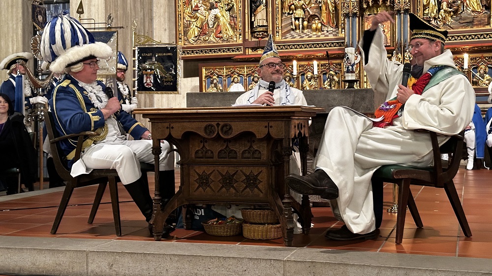 Funken-Adjutant Klaus Stock, Pfarrer Karl-Heinz Wahlen und Diakon Dr. Marc Kerling (v.l.) während der Trialog-Predigt.