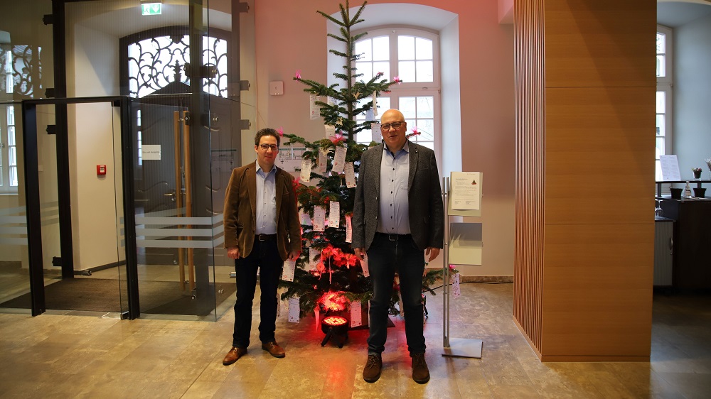 Andreas Kaul vom Katholisch-Sozialen Institut und Markus Kühn vom SKM Rhein-Sieg präsentieren den Weihnachtswunschbaum 2023